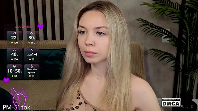 Snapshot of Holl1Would chatting on February 3, 8:25 pm Holl1Would online show from February 3, 8:25 pm