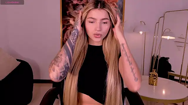 Snapshot of LexieWayne chatting on June 3, 6:46 pm LexieWayne online show from June 3, 6:46 pm