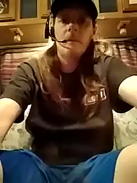 Snapshot of truckerlove69 chatting on February 25, 3:42 am truckerlove69 online show from February 25, 3:42 am