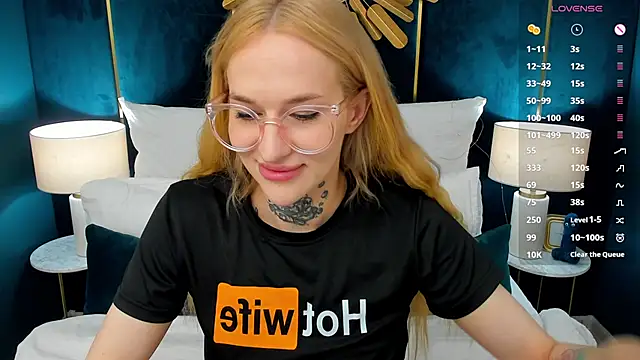 Snapshot of SarahLust chatting on May 17, 12:23 pm SarahLust online show from May 17, 12:23 pm