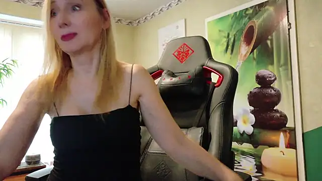 Snapshot of HotLana69 chatting on June 10, 3:33 pm HotLana69 online show from June 10, 3:33 pm