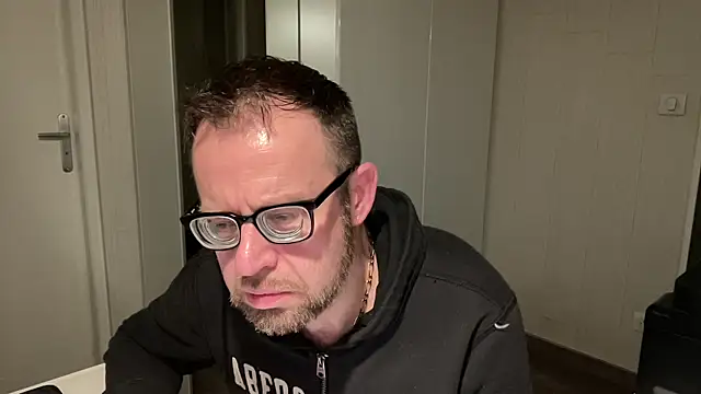 Snapshot of FABIOGLASSES chatting on February 9, 12:17 am FABIOGLASSES online show from February 9, 12:17 am