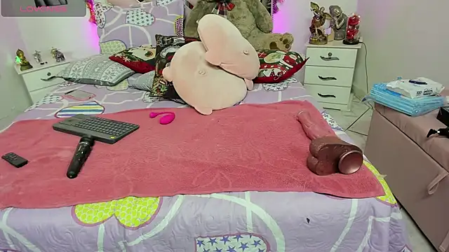 Snapshot of Karly_moon chatting on December 21, 5:36 am Karly moon online show from December 21, 5:36 am