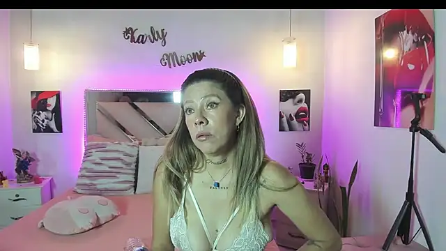 Snapshot of Karly_moon chatting on April 16, 7:47 pm Karly moon online show from April 16, 7:47 pm