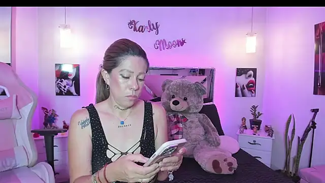 Snapshot of Karly_moon chatting on April 20, 10:22 pm Karly moon online show from April 20, 10:22 pm