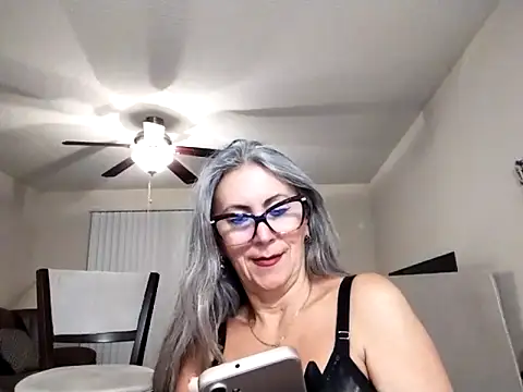 Snapshot of EvaRobinson chatting on February 13, 12:02 am EvaRobinson online show from February 13, 12:02 am