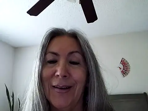 EvaRobinson online show from May 11, 5:10 pm