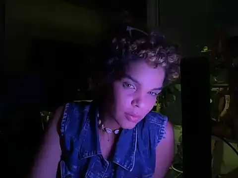 Snapshot of Ambar___ chatting on October 21, 9:43 am Ambar    online show from October 21, 9:43 am