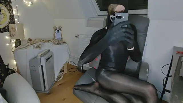 Nyl0nnickb0y online show from April 9, 9:20 pm