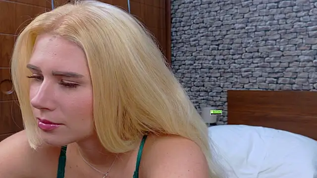 CuteBlondeMe online show from December 5, 2:03 pm