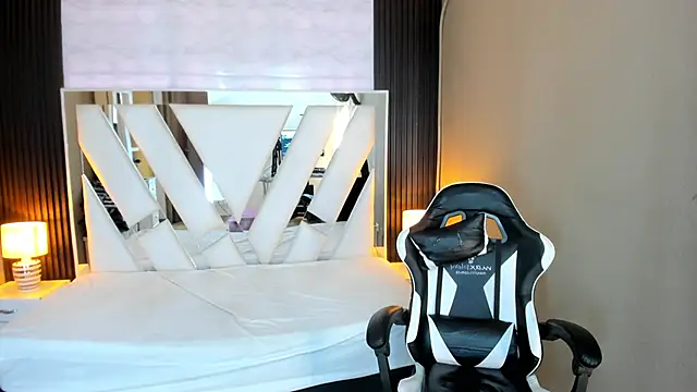 Linda4Petite online show from March 23, 6:45 pm