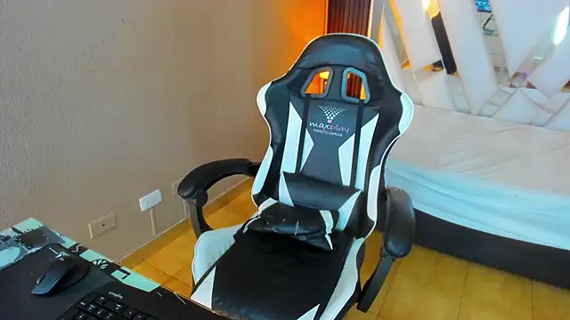 Linda4Petite online show from April 8, 6:19 pm