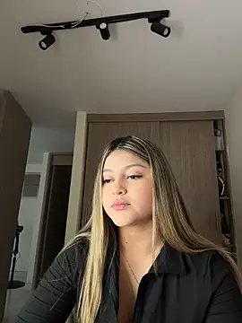 lunablossom  online show from February 19, 10:28 pm