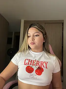 lunablossom  online show from March 7, 11:57 pm