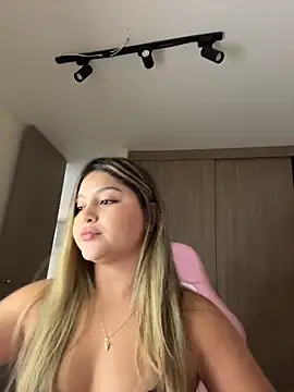 lunablossom  online show from March 25, 10:27 pm