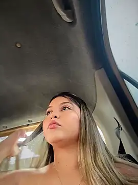 lunablossom  online show from April 15, 7:43 pm