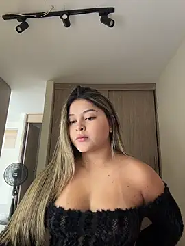 Snapshot of lunablossom_ chatting on April 23, 7:27 pm lunablossom online show from April 23, 7:27 pm