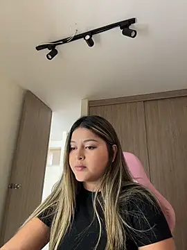 Snapshot of lunablossom_ chatting on April 24, 8:22 pm lunablossom online show from April 24, 8:22 pm