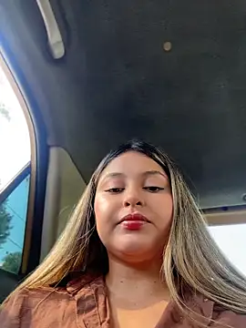 Snapshot of lunablossom_ chatting on May 13, 8:27 pm lunablossom online show from May 13, 8:27 pm