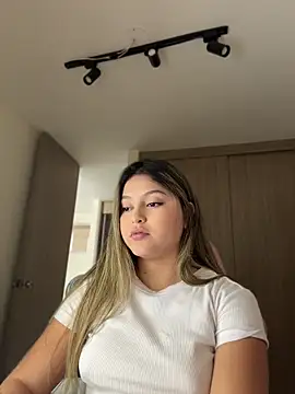 Snapshot of lunablossom_ chatting on May 22, 9:42 pm lunablossom online show from May 22, 9:42 pm