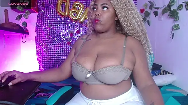 Snapshot of niawk_ chatting on October 22, 1:44 pm niawk online show from October 22, 1:44 pm