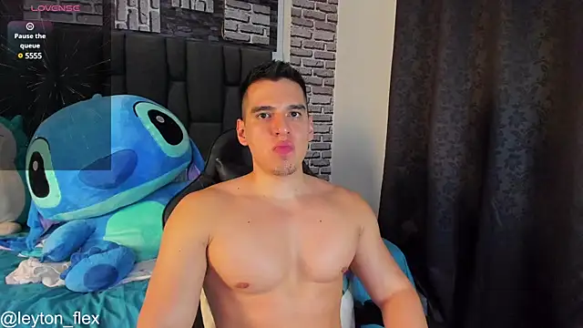 Snapshot of leyton_flex chatting on January 17, 2:39 am leyton flex online show from January 17, 2:39 am