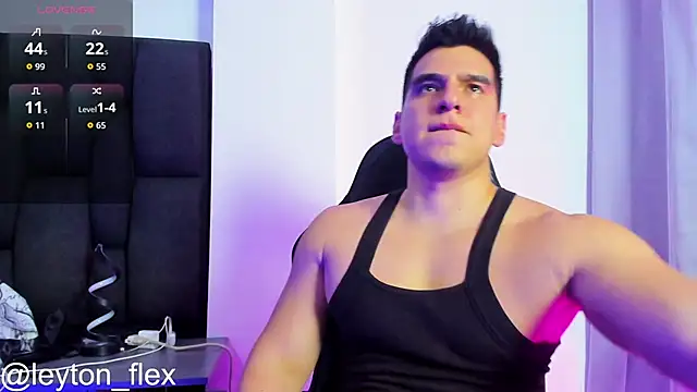 Snapshot of leyton_flex chatting on October 6, 11:24 pm leyton flex online show from October 6, 11:24 pm