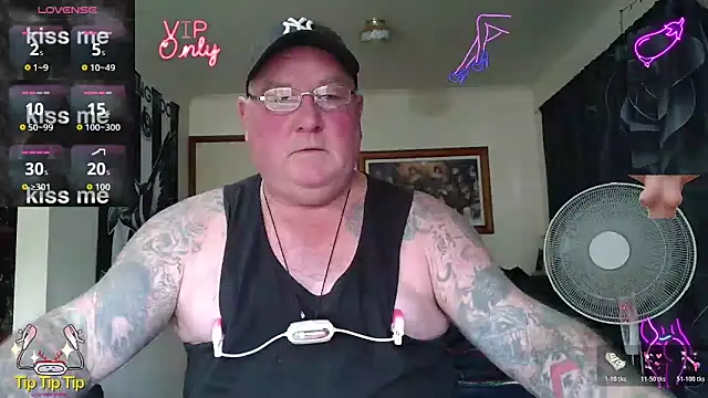 Snapshot of HOTANAL chatting on May 20, 1:56 am HOTANAL online show from May 20, 1:56 am