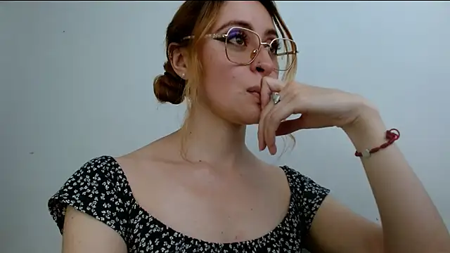 Snapshot of Juls_winter_ chatting on June 2, 7:38 pm Juls winter online show from June 2, 7:38 pm