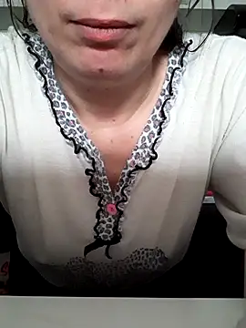 Snapshot of Moi_Lina chatting on September 22, 1:35 pm Moi Lina online show from September 22, 1:35 pm