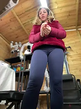 Snapshot of DaisyVibesss chatting on December 8, 10:08 am DaisyVibesss online show from December 8, 10:08 am