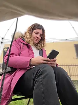 Snapshot of DaisyVibesss chatting on December 15, 9:03 am DaisyVibesss online show from December 15, 9:03 am