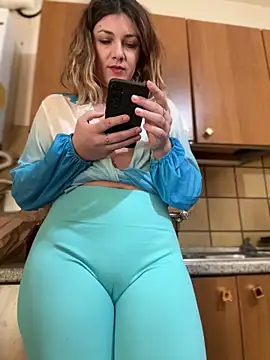 Snapshot of DaisyVibesss chatting on December 17, 9:07 am DaisyVibesss online show from December 17, 9:07 am