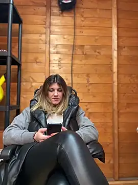 Snapshot of DaisyVibesss chatting on January 4, 3:49 pm DaisyVibesss online show from January 4, 3:49 pm