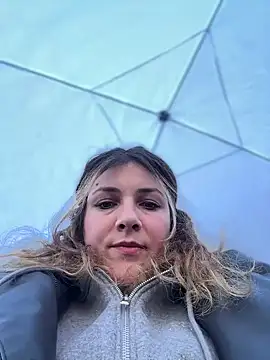 Snapshot of DaisyVibesss chatting on February 2, 12:35 pm DaisyVibesss online show from February 2, 12:35 pm