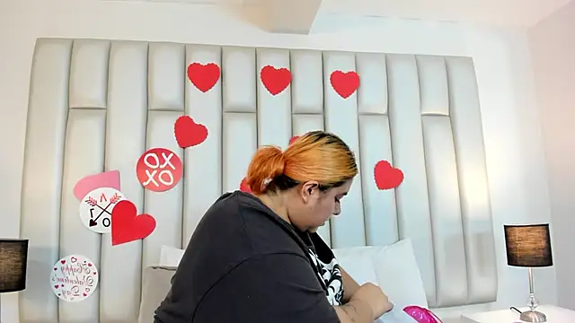 aandreaperez online show from February 13, 11:50 am