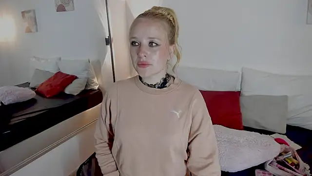 Snapshot of EmilySumer chatting on April 25, 2:14 pm EmilySumer online show from April 25, 2:14 pm