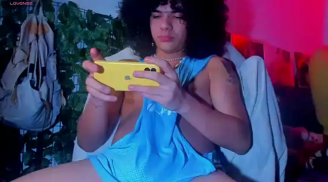 Snapshot of sweetvond_ chatting on March 4, 5:21 am sweetvond online show from March 4, 5:21 am