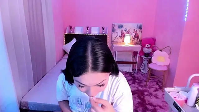 Snapshot of Vivorey_Leighn chatting on December 6, 10:08 pm Vivorey Leighn online show from December 6, 10:08 pm