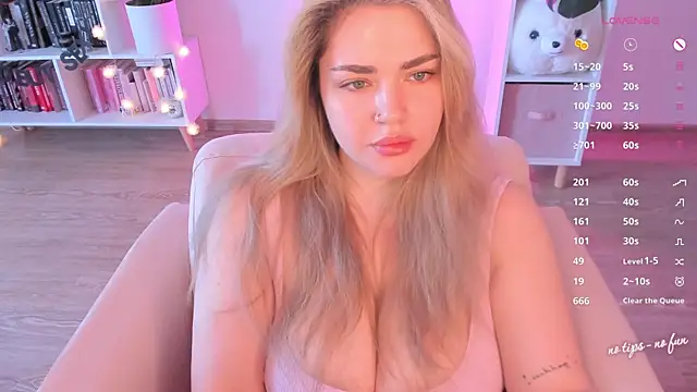 Snapshot of pussy-kattt chatting on May 27, 8:00 am pussy-kattt online show from May 27, 8:00 am