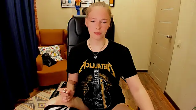  fiona Love online show from April 6, 7:59 pm