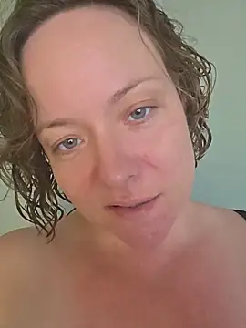 Snapshot of julimonroe chatting on June 6, 1:43 am julimonroe online show from June 6, 1:43 am