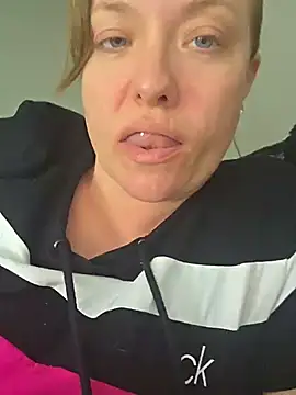 Snapshot of julimonroe chatting on June 11, 2:53 am julimonroe online show from June 11, 2:53 am