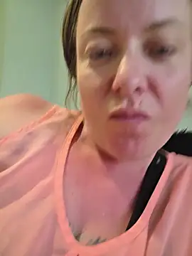 Snapshot of julimonroe chatting on June 22, 1:29 am julimonroe online show from June 22, 1:29 am