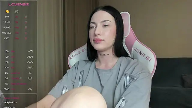 Snapshot of JenniferQueen11 chatting on January 26, 1:52 am JenniferQueen11 online show from January 26, 1:52 am