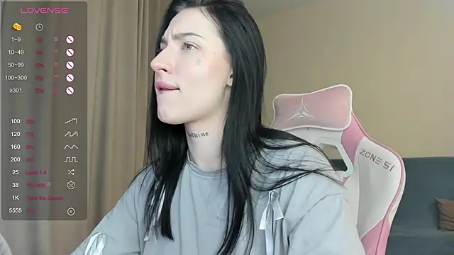 Snapshot of JenniferQueen11 chatting on January 30, 8:21 pm JenniferQueen11 online show from January 30, 8:21 pm