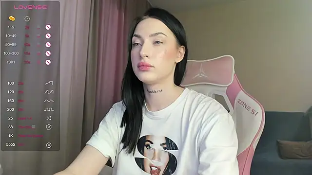 Snapshot of JenniferQueen11 chatting on February 6, 9:43 am JenniferQueen11 online show from February 6, 9:43 am