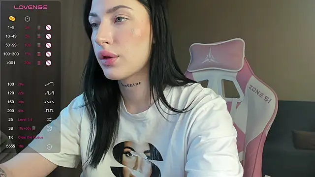 Snapshot of JenniferQueen11 chatting on February 6, 1:43 pm JenniferQueen11 online show from February 6, 1:43 pm