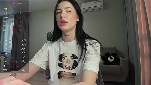 Snapshot of JenniferQueen11 chatting on February 7, 10:40 am JenniferQueen11 online show from February 7, 10:40 am