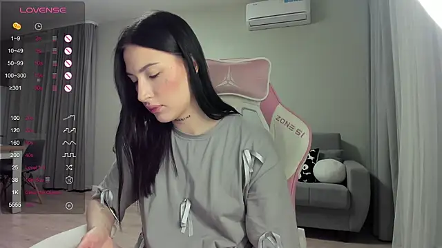 Snapshot of JenniferQueen11 chatting on February 8, 2:27 pm JenniferQueen11 online show from February 8, 2:27 pm